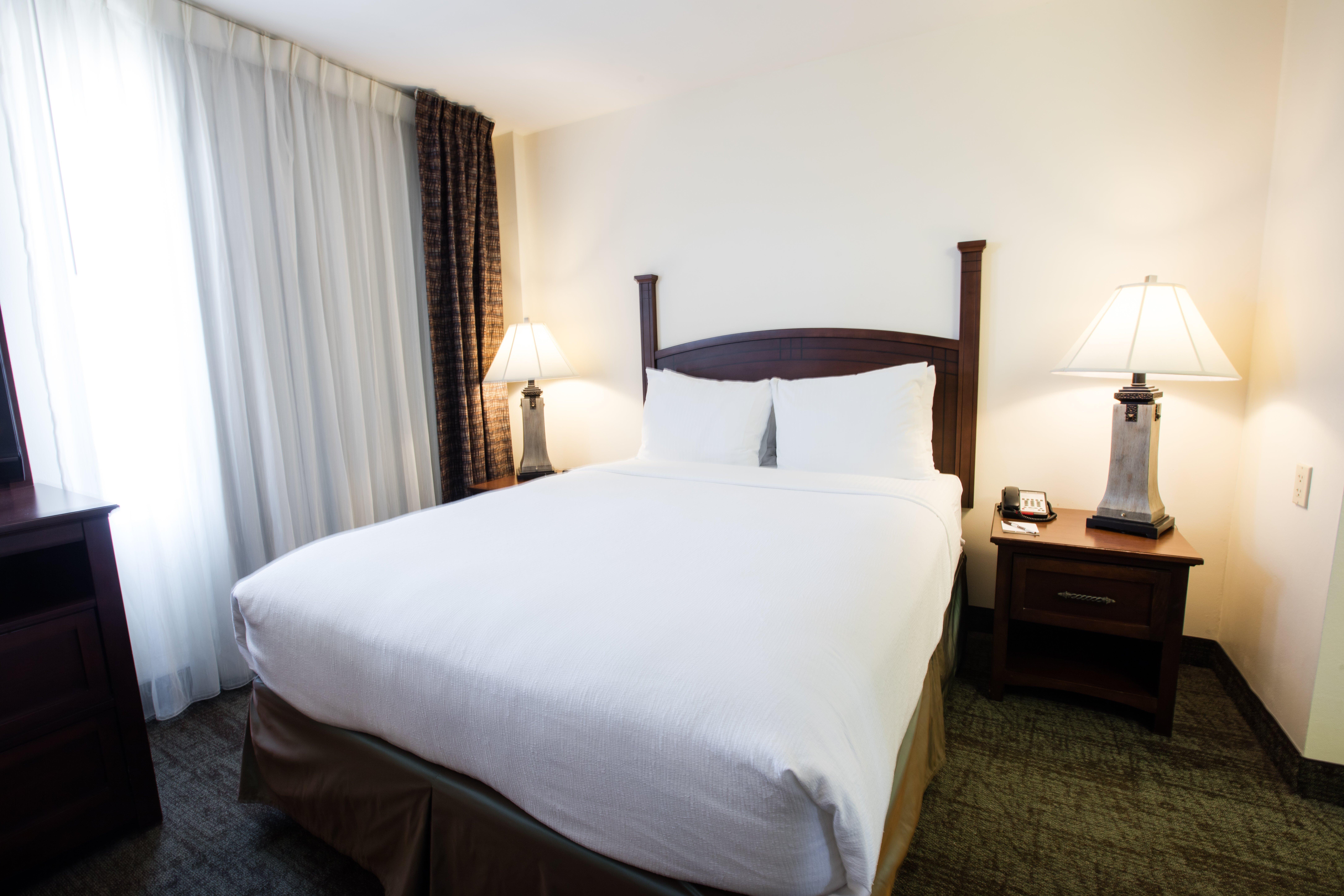 Hotel Staybridge Airport By Ihg 3*